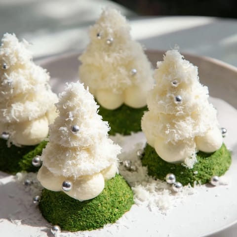 Beautiful Table d'Hiver Sapin et Flocons dessert with white chocolate and coconut, ready to enjoy.
